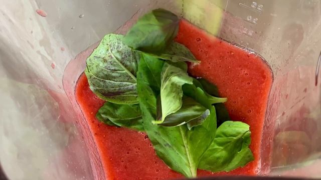 ИДЕАЛЬНЫЙ десерт в жару ✩ КЛУБНИЧНЫЙ суп ✩ Клубничный суп с БАЗИЛИКОМ смотреть онлайн