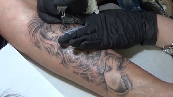CHICANO TATTOO. Татуировка в стиле чикано «Девушка с пистолетом»