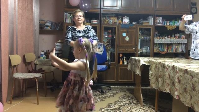 Внучка учит бабушку танцам. Серия 2. смотреть онлайн