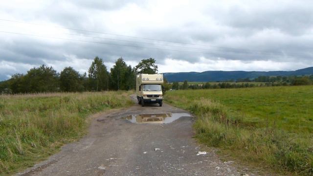 Mercedes Vario 818 (4x4) auf Feldweg смотреть онлайн