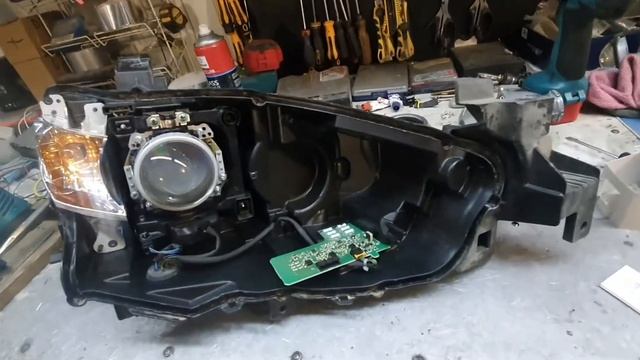 Mazda 6. Замена штатных выгоревших линз на биксеноновые Hella 3R с сохранением функции адаптива. смотреть онлайн