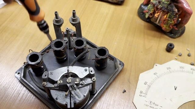 Антиквариатный измерительный прибор в карболитовой коробочке смотреть онлайн