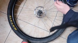 LIFE HACK !!! Как выкрутить болт со слизанными гранями на втулке велосипеда Велоремонт