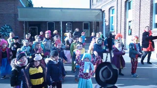 Zeph et les enfants dansent très bien pour le carnaval de l'école Saint Joseph à Esquelecq. смотреть онлайн