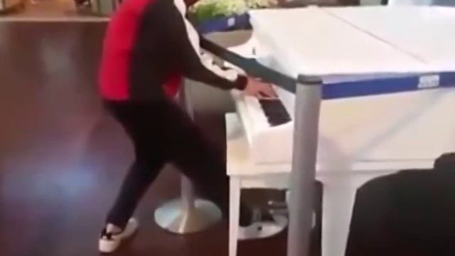 Парень в аэропорту проходил мимо рояля и решил сыграть! Супер ! [arBuzik] смотреть онлайн