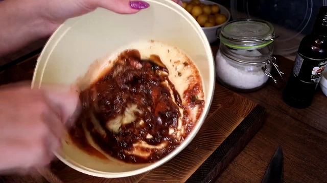 Запеченные куриные бёдра в пикантном маринаде смотреть онлайн