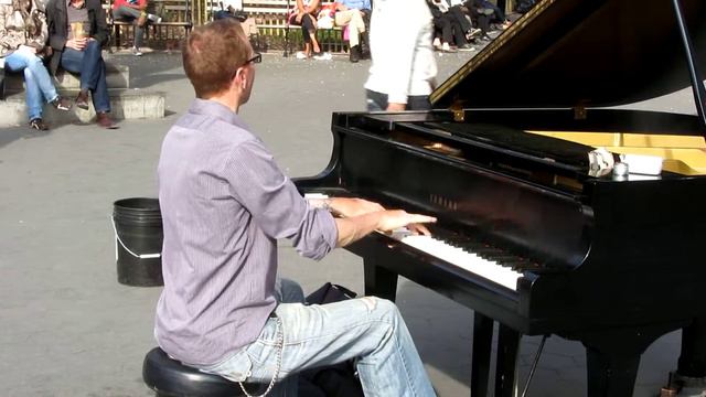 Colin Huggins, Springtime piano in Washington Square Park смотреть онлайн