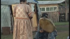 Буряты. Камлание шаманки на наличие души у верующей.