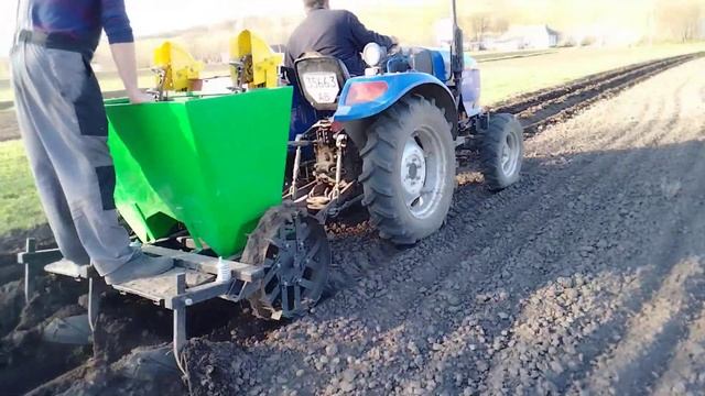 посадка картоплі з добривами NPK Трактором донг фенг 244 dong feng 244 смотреть онлайн