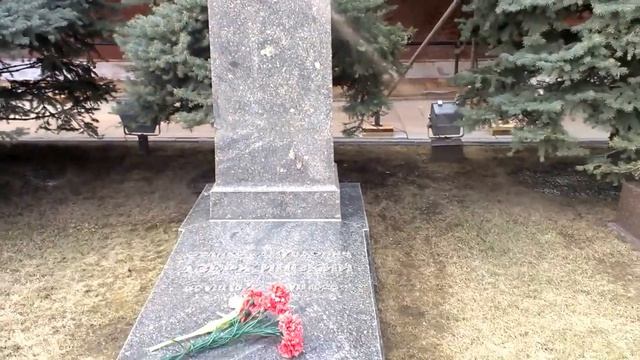 Захоронения высшего руководства СССР вдоль Кремлевской стены в Москве. смотреть онлайн