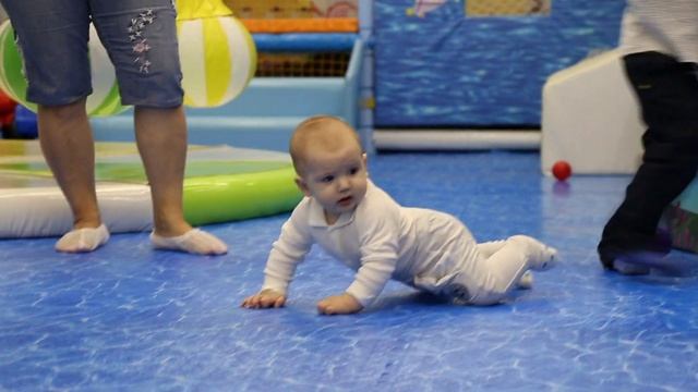 Первый раз в детской развлекательной комнате LITTLE STAR. Огромный сухой бассейн с шариками.