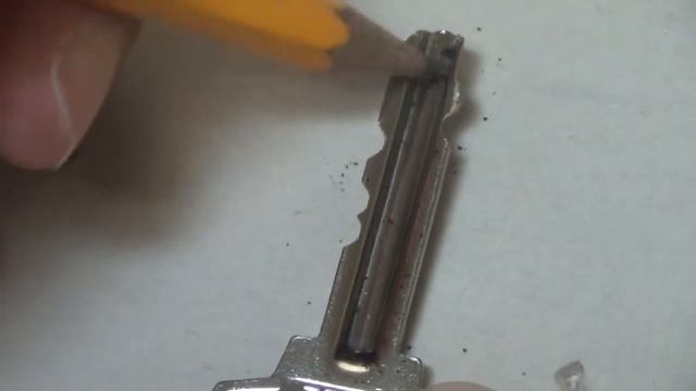 Fix Your Sticky Door Lock With a Pencil смотреть онлайн