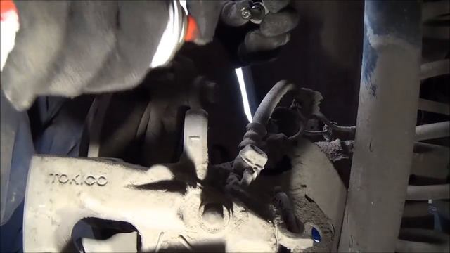 Toyota Auris - Как сжать задний суппорт и замена колодок