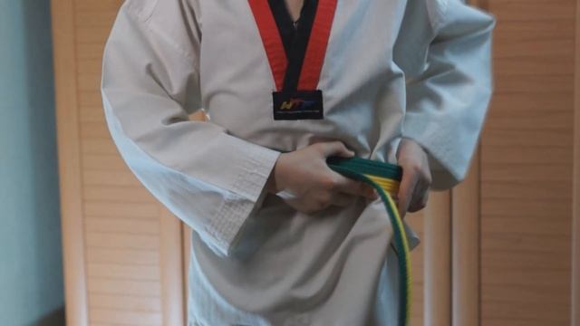 Как завязывать пояс НЕ черный | 如何穿空手道Ta拳道腰带 | कैसे एक कराटे बेल्ट, तायक्वोंडो टाई करने के लिए смотреть онлайн