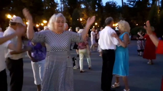 ЗИМНО, ЗИМНО НА ДУШІ! ТАНЦЫ В ПАРКЕ ГОРЬКОГО ХАРЬКОВ СЧАСТЛИВЫЕ ДНИ смотреть онлайн