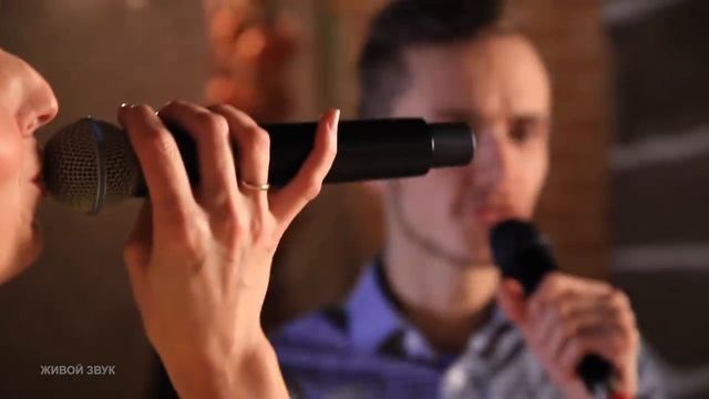 Ого! Нерусский официант вдруг так запел и без акцента!