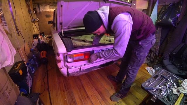 ВЫТЯНУЛ КРЫЛО подручными средствами. ЗАНИМАЮСЬ ВНЕШКОЙ / ВАЗ 2106 смотреть онлайн