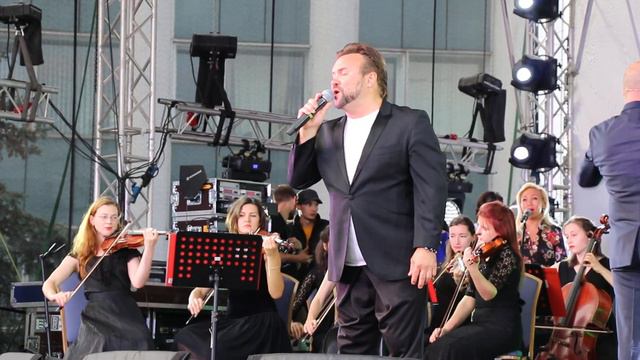 Празднование 60-летия г.Одинцово. Песня "Россия" исполняет Сергей Ручкин и оркестр ОЦНТиМР смотреть онлайн