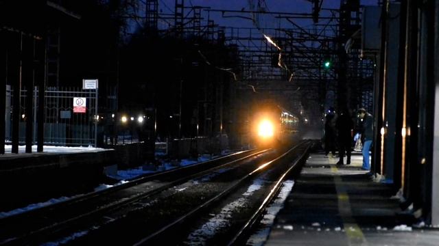 Очень приветливый машинист! ЧС200-009 с поездом № 175 Санкт-Петербург - Москва смотреть онлайн