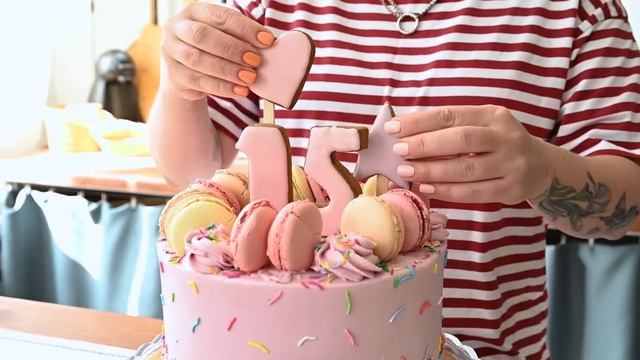 Как украсить торт пряниками и макаронс | Кондитерская МясновЪ от КуулКлевер смотреть онлайн