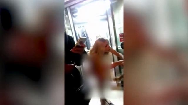 Ненормальная мать попыталась раздеть дочь в торговом центре смотреть онлайн