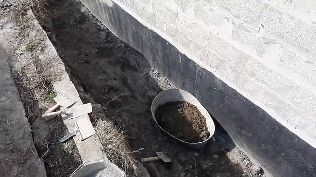 Поэтапно подготавливаю цокольный этаж к утеплению. Оштукатуривание и обмазка битумом стен подвала. смотреть онлайн