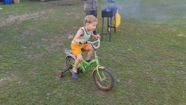 Рыбалка, дойка, ралли и шашлык на мангале Unikit/Семья Фетистовых смотреть онлайн