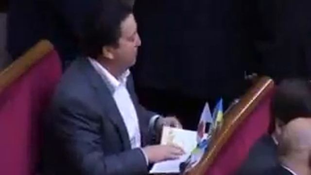 Народный депутат Украины Александр Фельдман в зале Верховного Совета Украины берет деньги ! смотреть онлайн