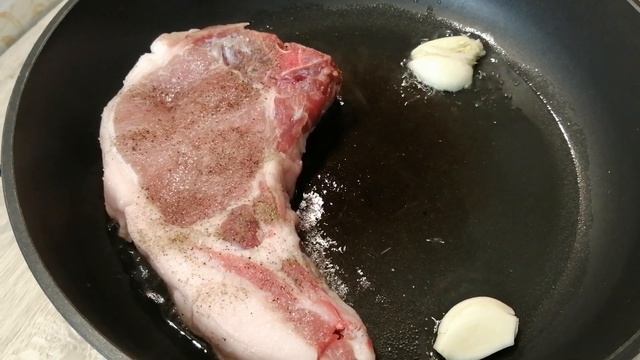 Свиные антрекоты | Свиные стейки на кости | Как приготовить антрекот |ВКУСНОДЕЛ