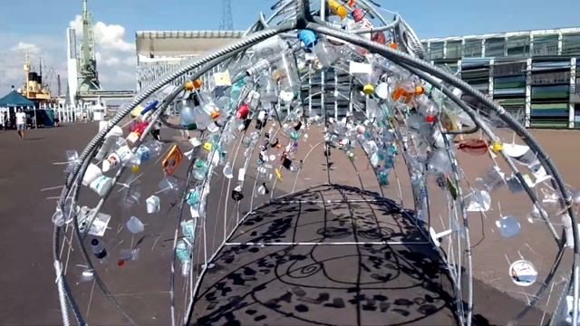 Памятник из мусора в виде рыбы (день моряка) смотреть онлайн