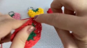 Как связать Брелок-клубничку ? крючком | Мастер-класс | Кольцо Амигуруми