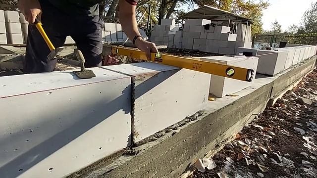 Как правильно ложить первый и последующие ряды газоблока 300×250 с армированием, своими руками