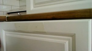 устанавливаю ручки кухонного гарнитура