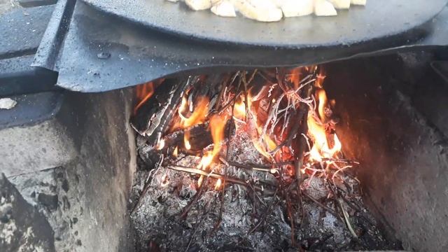 Кролик с грибами и картошкой на костре. #Мужская_кухня смотреть онлайн