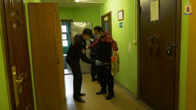 Полицейские депортировали 4 иностранцев, освободившихся из мест лишения свободы смотреть онлайн