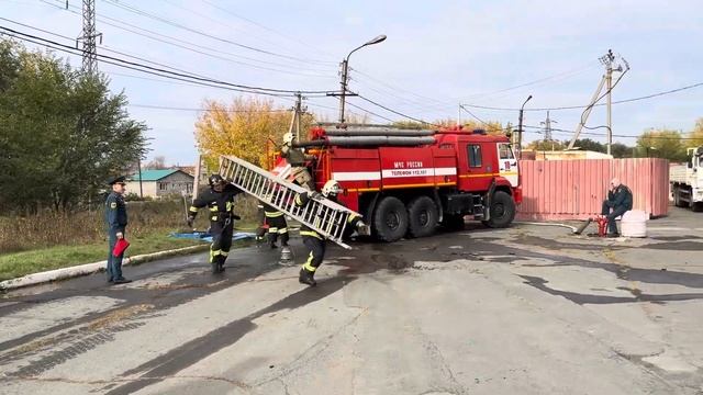 Боевое развертывание с подачей ствола по трехколенчатой лестнице. смотреть онлайн