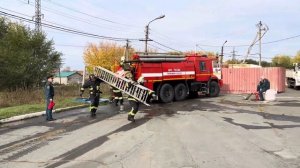 Боевое развертывание с подачей ствола по трехколенчатой лестнице.