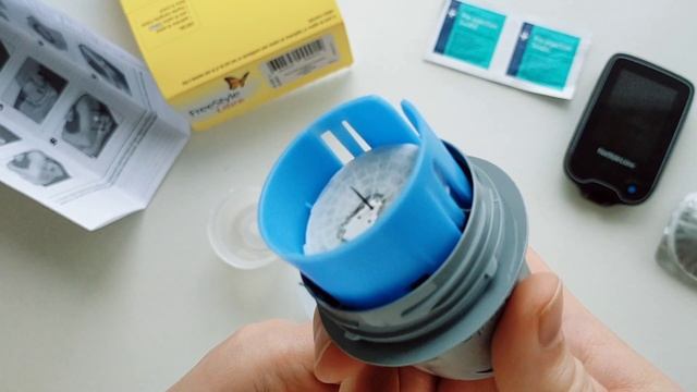 Freestyle Libre: installing sensor. Устанавливаем сенсор мониторинга глюкозы. смотреть онлайн