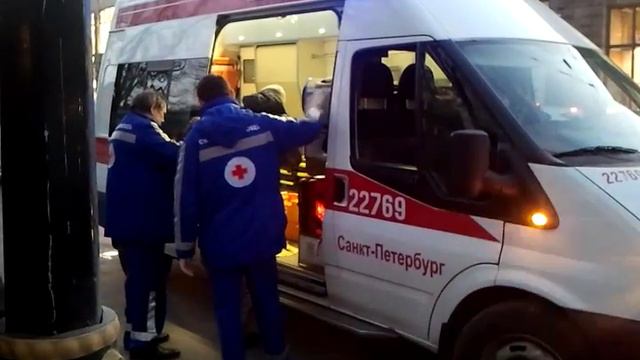 бомж лежал у Мариинской больницы смотреть онлайн