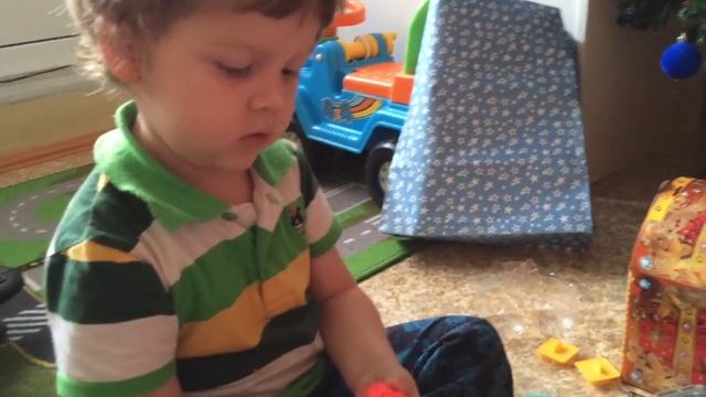 Детский ВЛОГ: новогодние подарки под елочкой. Пожарная машина с пластилином Play Doh смотреть онлайн