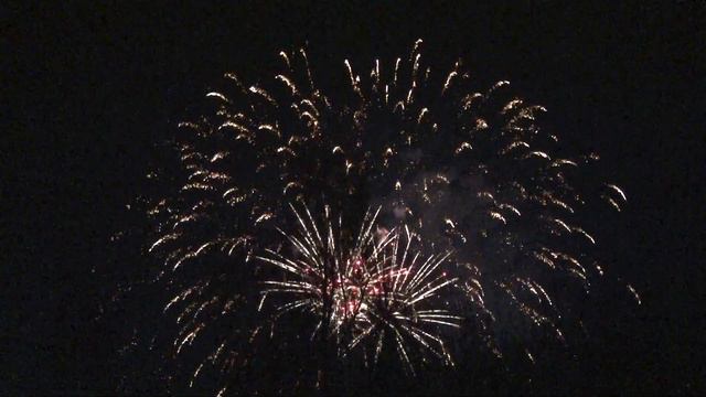 Салют в День Победы в городе Верхняя Пышма, вид из дома. смотреть онлайн