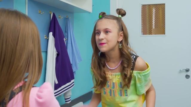 КАМПУС - ПОДРОСТКИ ХОТЯТ В МАЙАМИ БИЧ!!! УЧИТЕЛЬ МАКС И ТРЕНЕР ЙОГИ РАЗДЕЛИЛИ КАМПУС