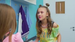 КАМПУС - ПОДРОСТКИ ХОТЯТ В МАЙАМИ БИЧ!!! УЧИТЕЛЬ МАКС И ТРЕНЕР ЙОГИ РАЗДЕЛИЛИ КАМПУС