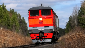 2ТЭ10УТ-0088 с пассажирским поездом Новый Уренгой - Оренбург