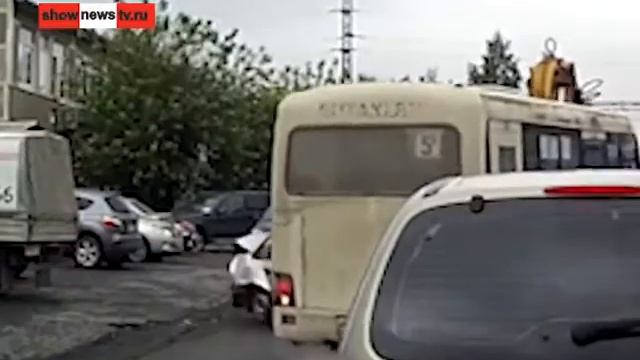 Экскаватор срывается с сцепки и мнёт всех подряд видеорегистратор смотреть онлайн