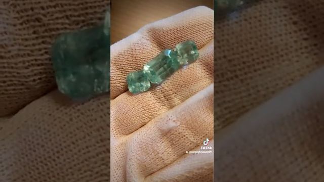 Изумруды уральские, общий вес 17,6 карат смотреть онлайн