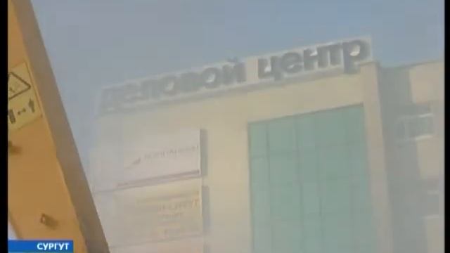 В Сургуте в результате прорыва теплотрассы под землю провалились два автомобиля смотреть онлайн