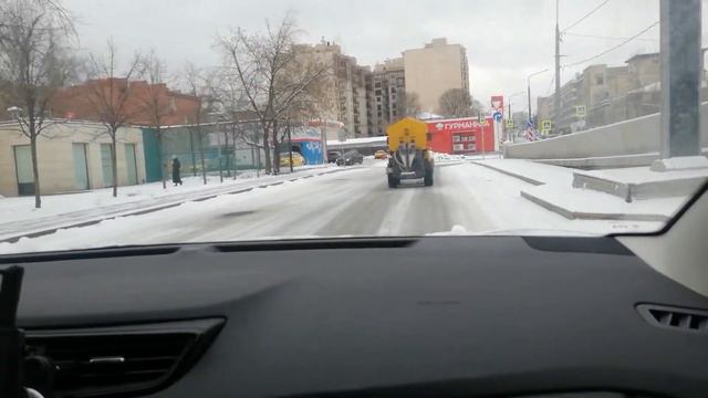 Стандартный разворот на набережной.