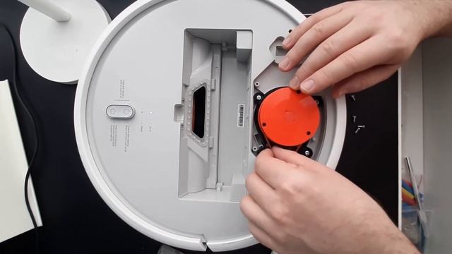 Разборка робота пылесоса Xiaomi Mi Robot Vacuum для чистки лазерного датчика смотреть онлайн
