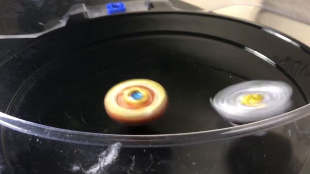 Spriggan Requiem VS Bloody Longinus | Shu VS Lui Beyblade burst Battle смотреть онлайн